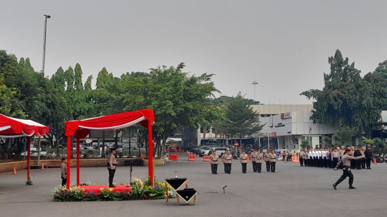 Kapolda Metro Jaya Irjen Pol Karyoto memimpin upacara serah terima jabatan di lapangan Presisi Polda Metro Jaya, Jumat (29/12/2023). ANTARA/Ilham Kausar