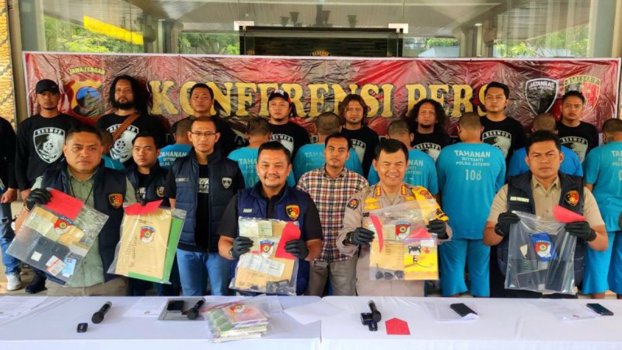 Direktur Reserse Kriminal Umum Polda Jawa Tengah Komisaris Besar Polisi Johanson Simamora dalam konferensi pers pengungkapan kasus penagih utang secara paksa di Mapolda Jawa Tengah di Semarang, Kamis (7/12/2023). ANTARA/I.C. Senjaya