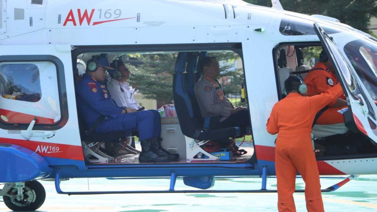 Tim Polda Aceh mengikuti patroli udara menggunakan helikopter di Mapolda Aceh, Banda Aceh, Kamis (7/12/12023). ANTARA/HO-Bidhumas Polda Aceh