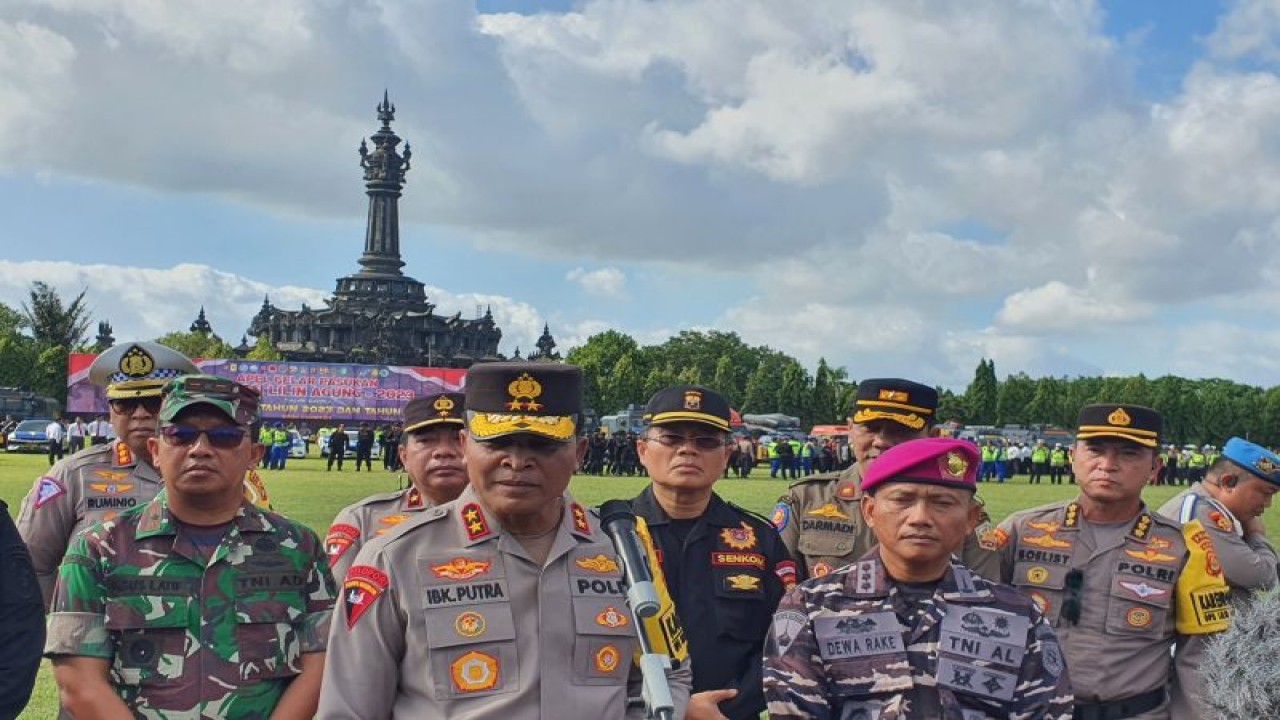 Kepala Kepolisian Daerah Bali Inspektur Jenderal Polisi Ida Bagus Kade Putra Narendra memberikan keterangan terkait kesiapan Polda Bali dalam menyambut liburan akhir tahun di Lapangan Niti Mandala, Renon, Denpasar, Bali, Kamis (21/12/2023). ANTARA/Rolandus Nampu