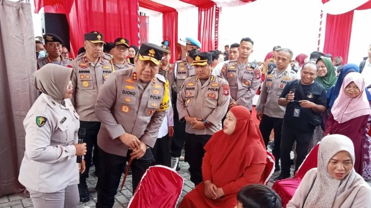 Kapolda Kalteng Irjen Pol Djoko Poerwanto mendengarkan keluhan masyarakat yang mengikuti kegiatan baksos kesehatan gratis yang dilaksanakan Polda setempat di kawasan Flamboyan bawah, Rabu (20/12/2023). ANTARA/Adi Wibowo