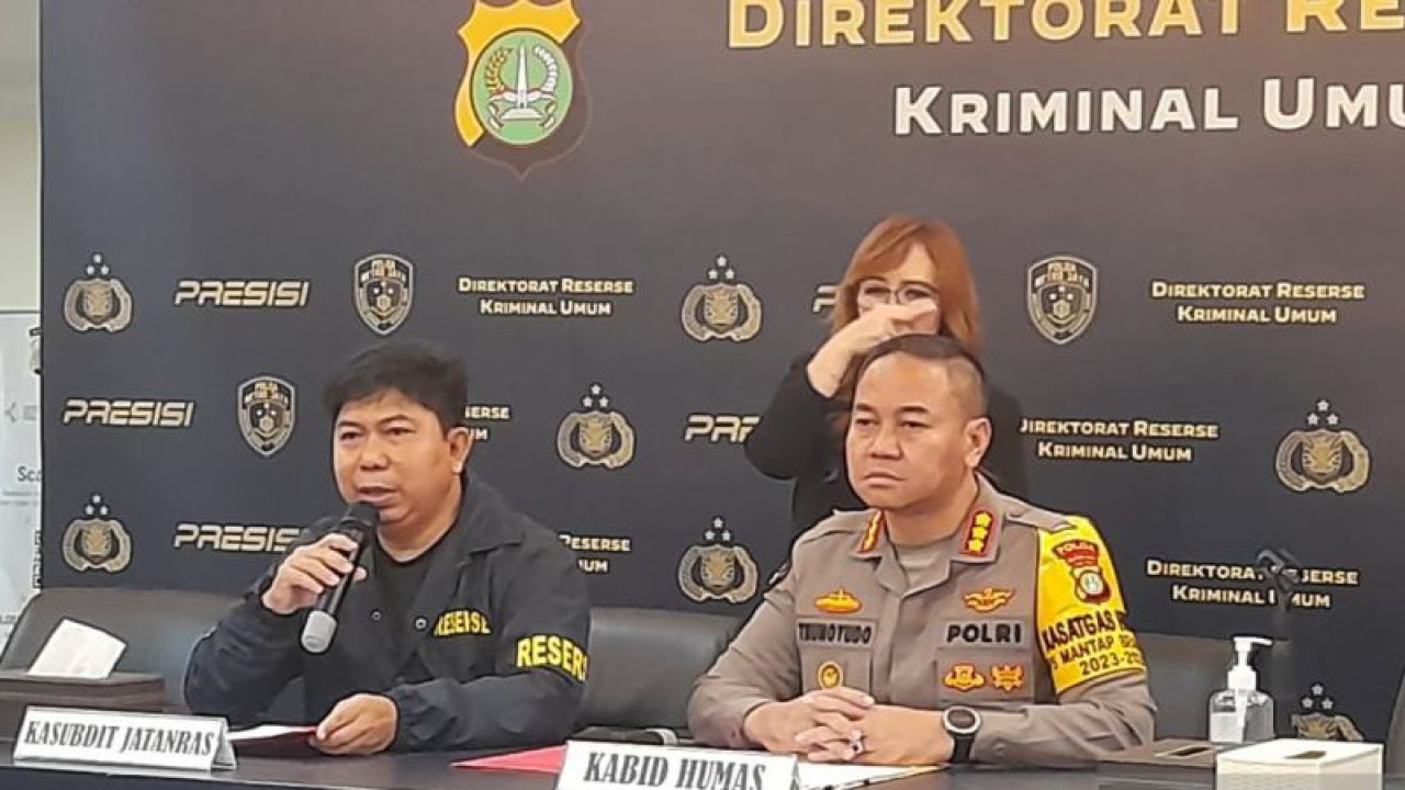 Kepala Subdit Jatanras Direktorat Reserse Kriminal Umum Polda Metro Jaya, AKBP Samian (kiri) bersama Kabid Humas Polda Metro Jaya Kombes Pol Trunoyudo Wisnu Andiko saat konferensi pers di Jakarta, Rabu (13/12/2023). ANTARA/Ilham Kausar