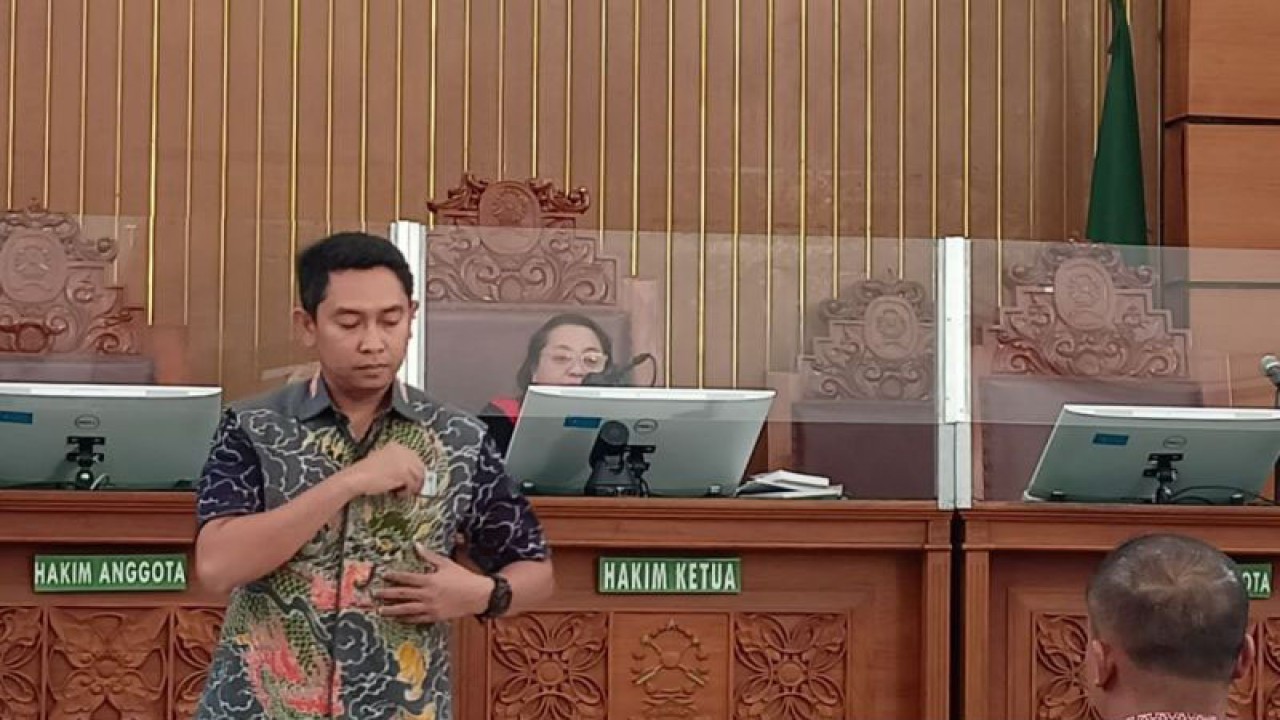 Penyidik Subdit V Tipikor Ditreskrimsus Polda Metro Jaya Arief Maulana dalam sidang praperadilan Firli Bahur di Pengadilan Negeri Jakarta Selatan, Jumat (15/12/2023). ANTARA/Suci Nurhaliza