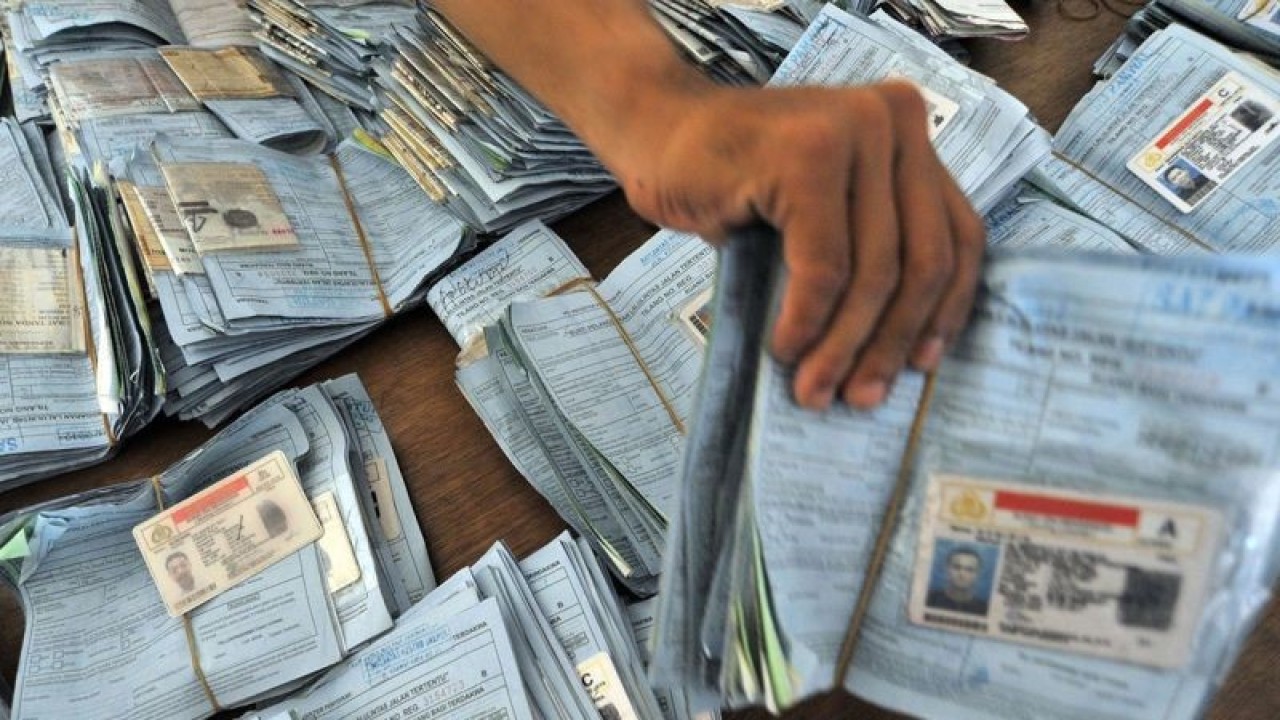 Ilustrasi - Petugas mengambil tumpukan surat tilang di bagian pelayanan pengambilan SIM dan STNK yang ditilang di Pengadilan Negeri Jakarta Pusat. FOTO ANTARA/Rosa Panggabean/nz/aa.