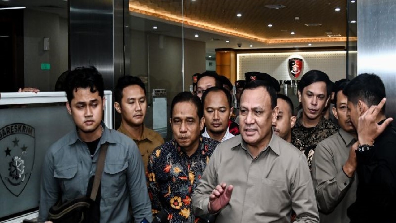 Ketua KPK non aktif Firli Bahuri memberikan keterangan usai menjalani pemeriksaan di Bareskrim Mabes Polri, Jakarta, Jumat (1/12/2023). ANTARA FOTO/Sulthony Hasanuddin/wpa.