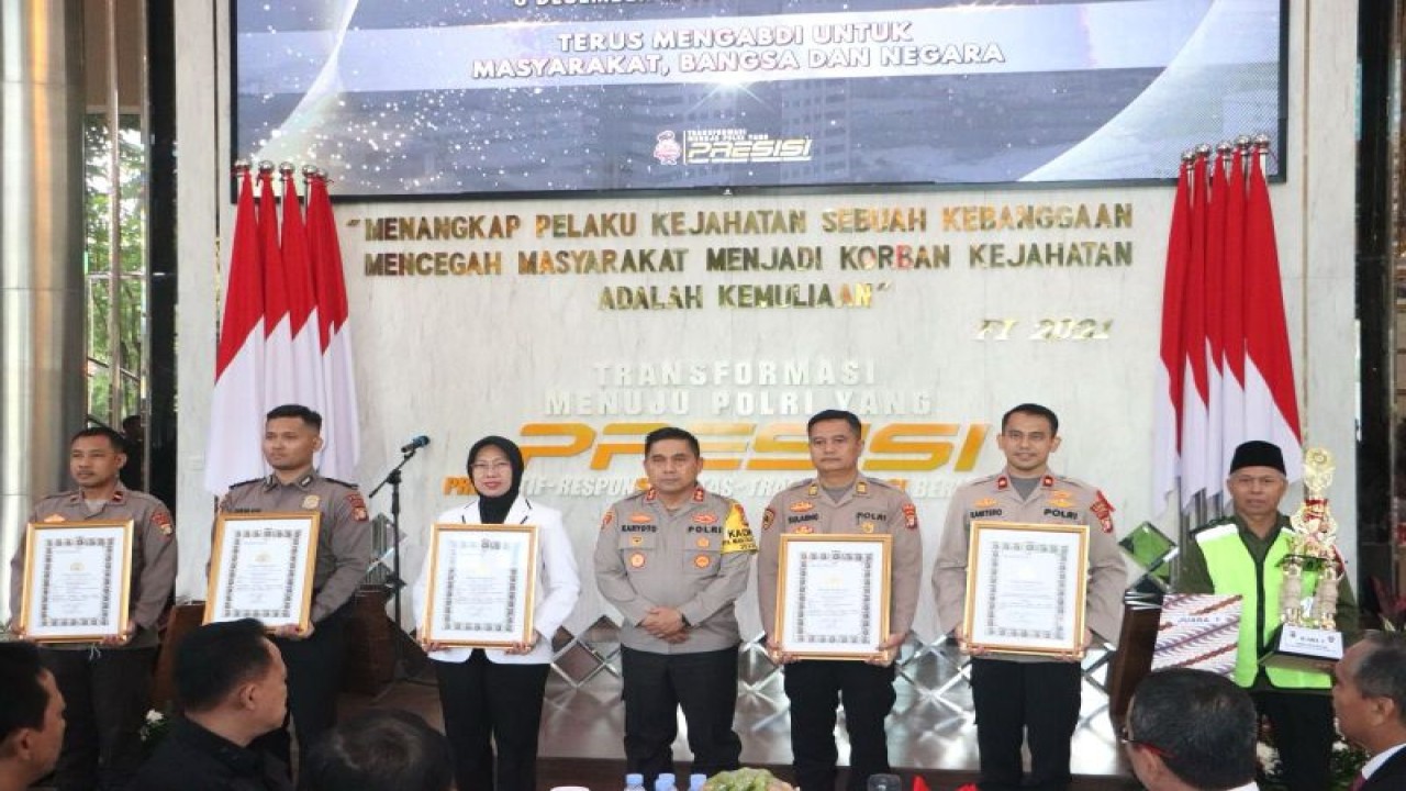 Kapolda Metro Jaya Irjen Pol Karyoto (tengah) bersama personel berprestasi dalam acara HUT ke-74 Polda Metro Jaya, di Gedung Promoter, Jakarta, Rabu (6/12/2023). ANTARA/HO-Humas Polda Metro Jaya