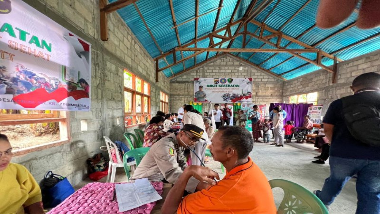 Petugas kesehatan dari Polda NTT memeriksa kesehatan warga yang memeriksakan diri saat Pelaksanaan Pelayanan Kesehatan secara gratis di TTS. ANTARA/Ho-Humas Polda NTT