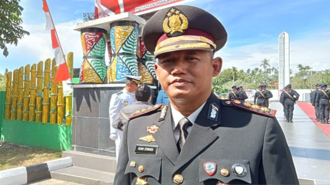 Kepala Bidang Humas Polda Papua Barat Komisaris Besar Polisi Adam Erwindi saat diwawancara di Manokwari. (ANTARA/Fransiskus Salu Weking)