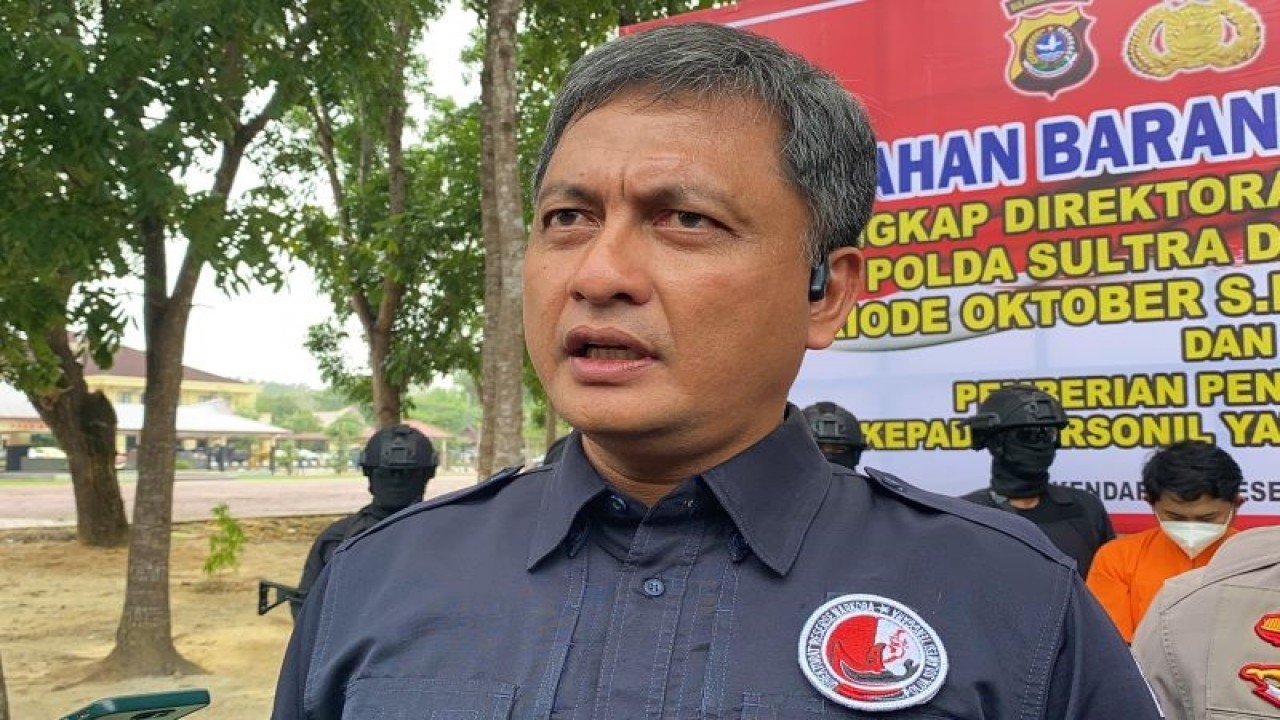 Direkur Resnarkoba Polda Sultra Kombes Pol Bambang Tjahjo Bawono pada kegiatan pemusnahan narkoba, di Kendari, Kamis (14/12/2023). ANTARA/La Ode Muh Deden Saputra.