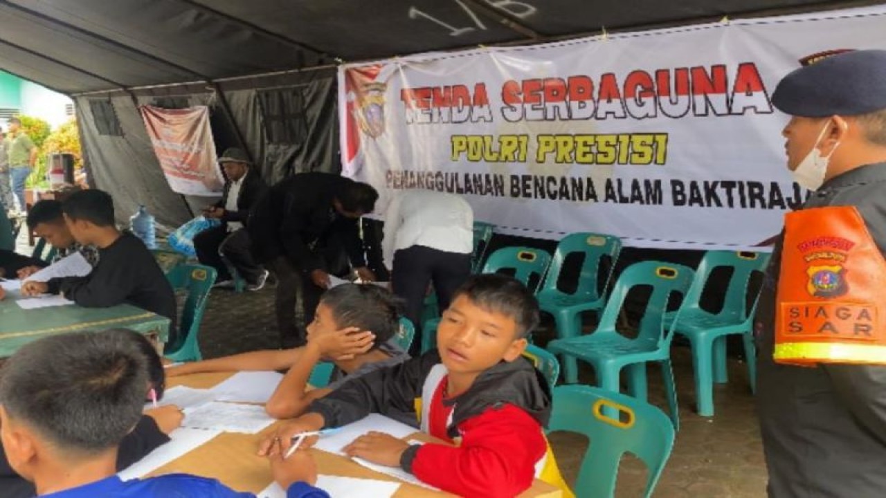 Sejumlah siswa mengikuti ujian semester di tenda serbaguna Polda Sumut di di Desa Simangulampe, Kecamatan Bakti Raja, Kabupaten Humbang Hasundutan (Humbahas), Rabu (6/12/2023). (ANTARA/HO-Polda Sumut)