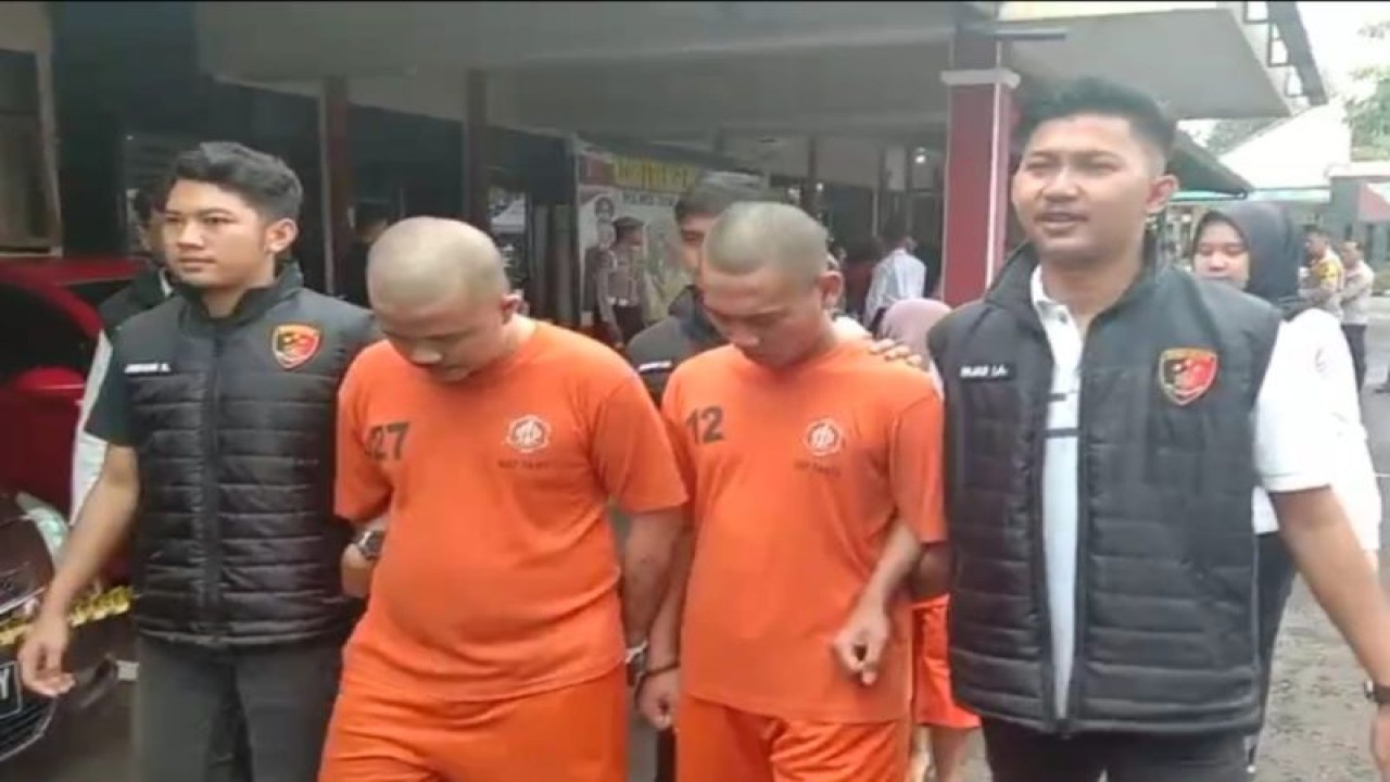 Polisi menunjukkan tersangka saat menggelar jumpa pers kasus penipuan bisnis produk kecantikan di Kabupaten Tasikmalaya, Jawa Barat, Selasa (5/12/2023). (ANTARA/HO-Pokja Polres Tasikmalaya)