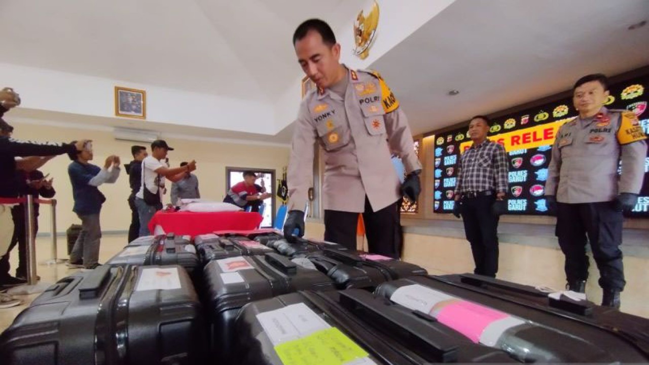 Polisi menunjukkan barang bukti kasus penipuan perjalanan umrah di Kabupaten Garut, Jawa Barat, Kamis (7/12/2023). (ANTARA/Feri Purnama)