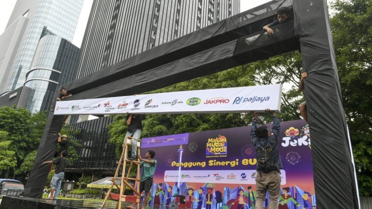 Pekerja menyelesaikan pembuatan panggung untuk perayaan malam tahun baru di Jalan Jenderal Sudirman, Jakarta, Sabtu (30/12/2023). Pemerintah Provinsi DKI Jakarta menyiapkan 12 panggung hiburan di sepanjang Jalan Jenderal Sudirman - MH Thamrin untuk merayakan malam pergantian tahun yang dikemas dengan tema Malam Muda Mudi Jakarta Kota Global. ANTARA FOTO/Hafidz Mubarak A/foc.