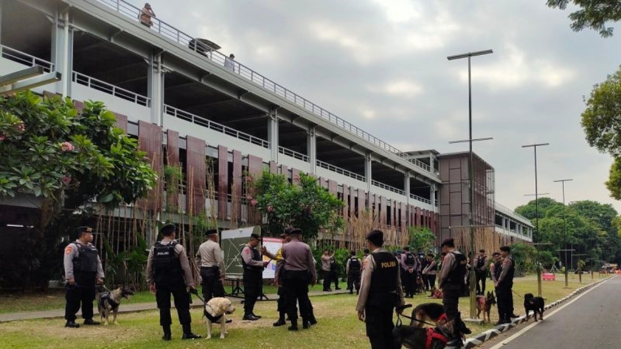 Sejumlah polisi membawa anjing pelacak untuk melakukan sterilisasi di kawasan Jakarta Convention Center (JCC), Jakarta, Jumat (22/12/2023). ANTARA/Bayu Pratama S.