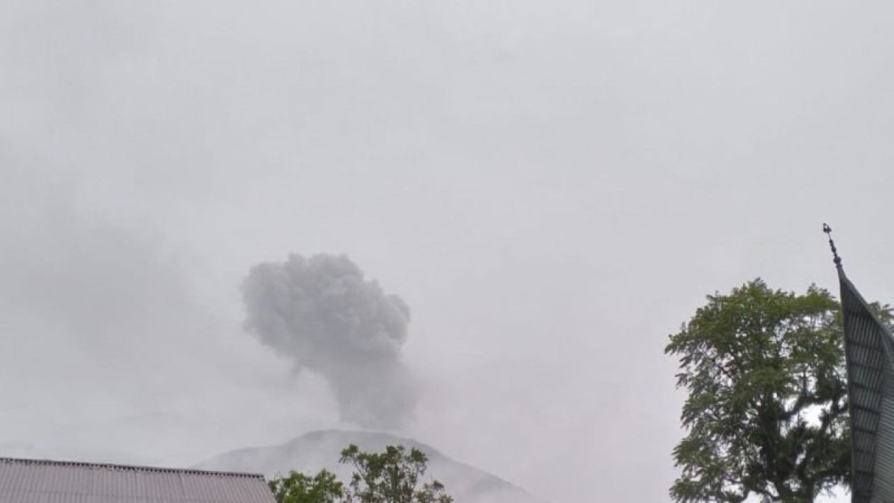Penampakan Gunung Marapi yang berada di wilayah administrasi Kabupaten Tanah Datar dan Agam kembali mengeluarkan abu vulkanik pada Rabu pagi, (6/12/2023). ANTARA/Muhammad Zulfikar.