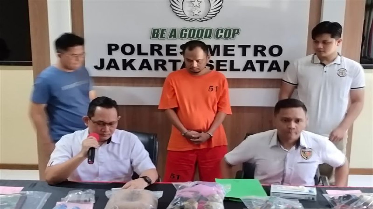 Kasat Reskrim Kepolisian Resor (Polres) Jakarta Selatan AKBP Bintoro memberikan keterangan saat konferensi pers di Polres Metro Jakarta Selatan, Jakarta, Kamis (21/12/2023). ANTARA/Bayu Pratama Syahputra.