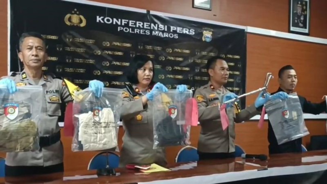 Jajaran Polres Maros menunjukkan barang bukti milik pelaku pembunuhan pengusaha roti saat rilis kasus bersama tersangka di Mapolres Kabupaten Maros, Sulawesi Selatan, Selasa (12/12/2023). ANTARA