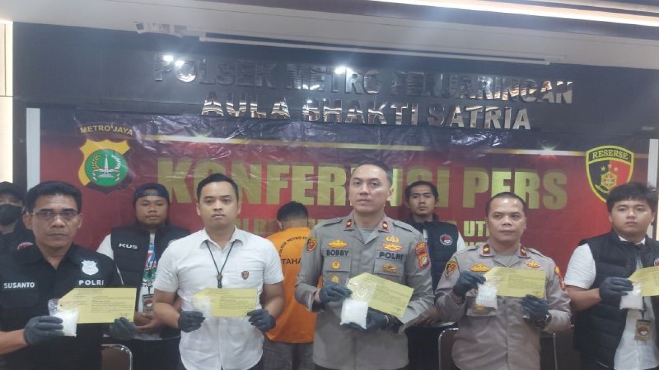 Kepala Polsek Metro Penjaringan Komisaris Polisi Muhammad Probandono Bobby Danuardi saat pengungkapan kasus peredaran sabu-sabu di Jakarta Utara, Senin (4/12/2023). ANTARA/Abdu Faisal