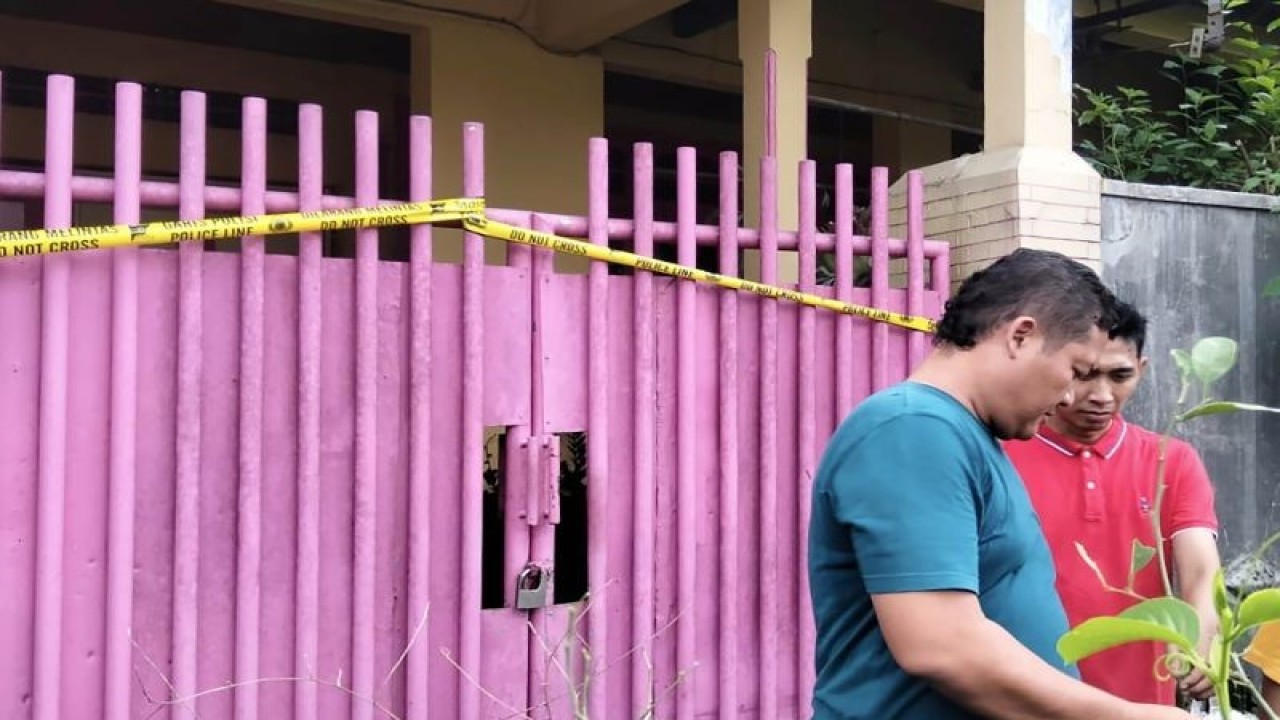 Kondisi di depan tempat kejadian perkara (TKP) pembunuhan disertai mutilasi di Jalan Serayu, Kelurahan Bunulrejo, Kecamatan Blimbing, Kota Malang, Jawa Timur, Minggu (31/12/2023). ANTARA/Vicki Febrianto