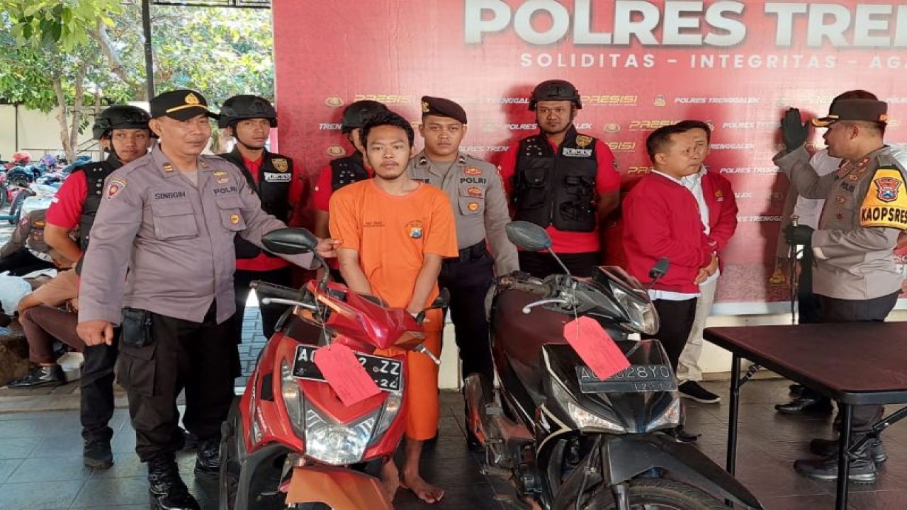 Kapolres Trenggalek, AKBP Gathut Sunu Supriyono saat pers rilis kasus pembegalan/perampasan sepeda motor milik anggota panitia pengawas pemilu, di Mapolres Trenggalek, Kamis (21/12/2023) (ANTARA/HO - Humas Polres Trenggalek)