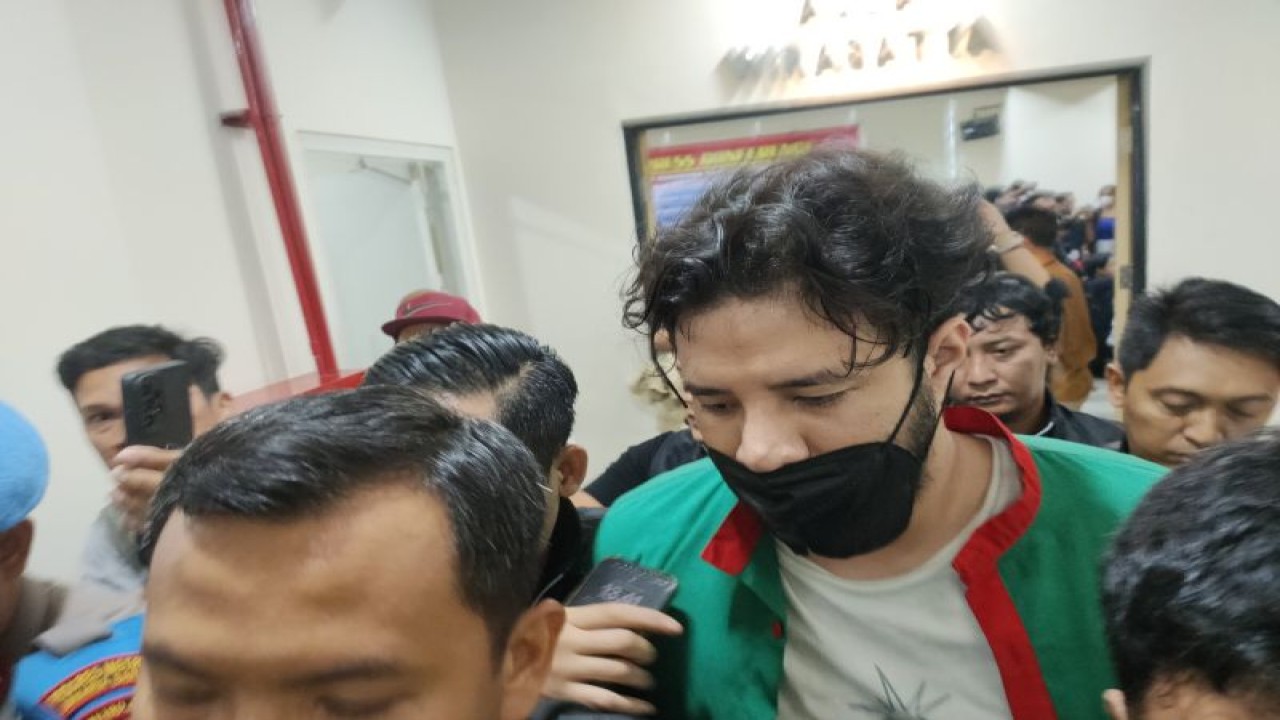 Artis Ammar Zoni yang telah menjadi tersangka kasus penyalahgunaan narkoba jenis sabu dan ganja kembali dari jumpa pers pada Jumat (15/12/2023). ANTARA/Risky Syukur