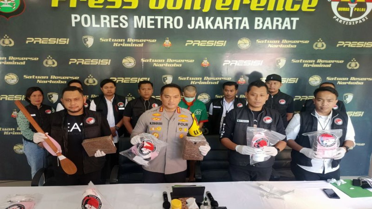 Jumpa pers pengungkapan pabrik narkoba jenis tembakau gorila di salah satu apartemen, Cengkareng, Jakarta Barat oleh Polres Metro Jakarta Barat, Rabu (20/12/2023). ANTARA/Risky Syukur
