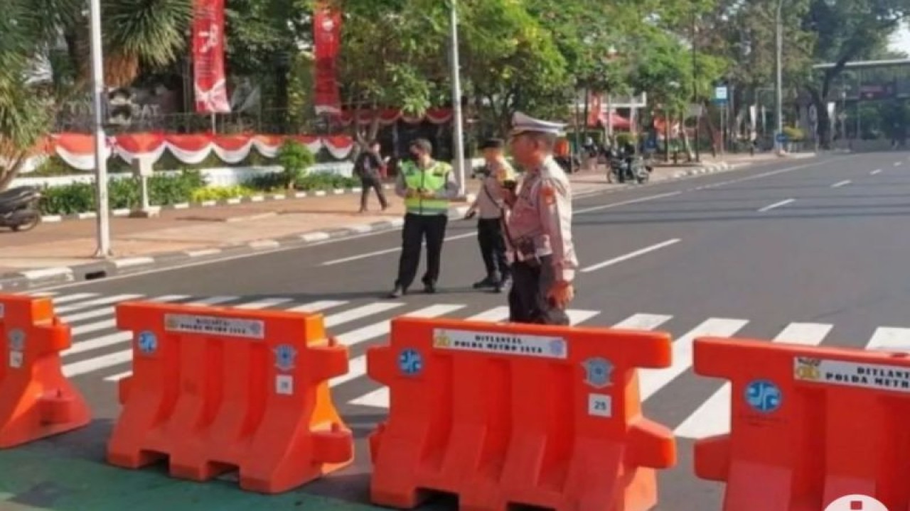 Personel Polres Jakarta Pusat melakukan pengalihan arus lalu lintas di depan Gedung Sapta Pesona Jakarta Pusat, Rabu (9/8/2023). ANTARA/HO-Ditlantas Polda Metro Jaya/aa