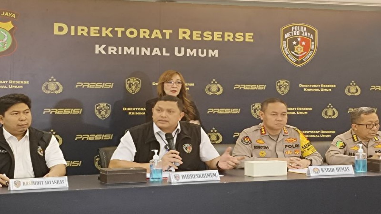 Dirreskrimum Polda Metro Jaya Kombes Polisi Hengki Haryadi (kedua dari kiri) saat melakukan konferensi pers di Polda Metro Jaya, Senin (18/12/2023). ANTARA/Ilham Kausar