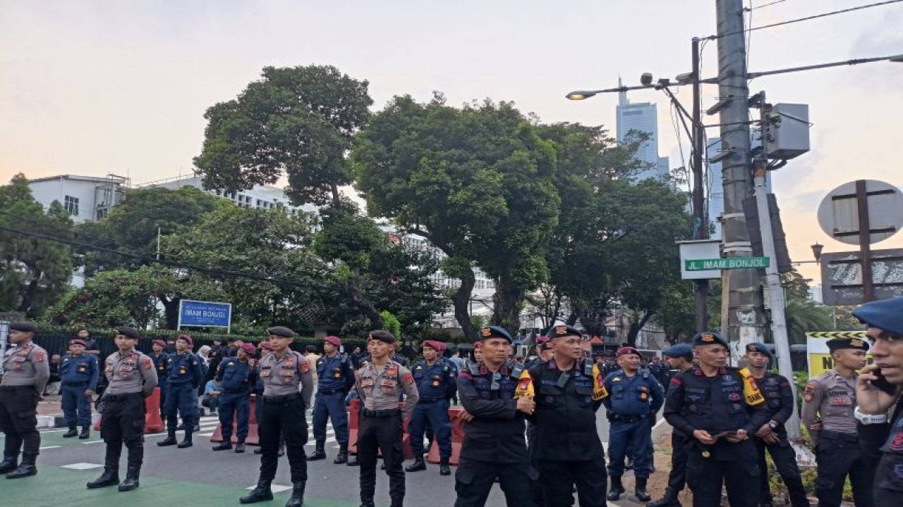 Jalan Imam Bonjol, Menteng, Jakarta Pusat mulai ditutup menjelang debat perdana Calon Presiden (Capres) 2024 di Kantor Komisi Pemilihan Umum (KPU), Jakarta Pusat, Selasa (12/12/2023). (ANTARA/Siti Nurhaliza)