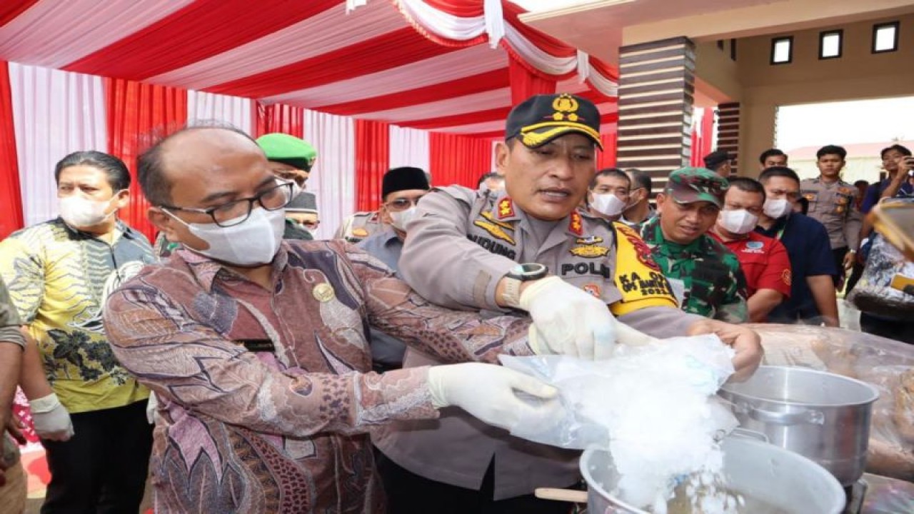 Polres Padangsidimpuan, Sumatera Utara memusnahkan narkotika jenis sabu-sabu seberat 3.007,51 gram dan ganja seberat 19.915,21 gram. (ANTARA/HO-Polres Padangsidimpuan)