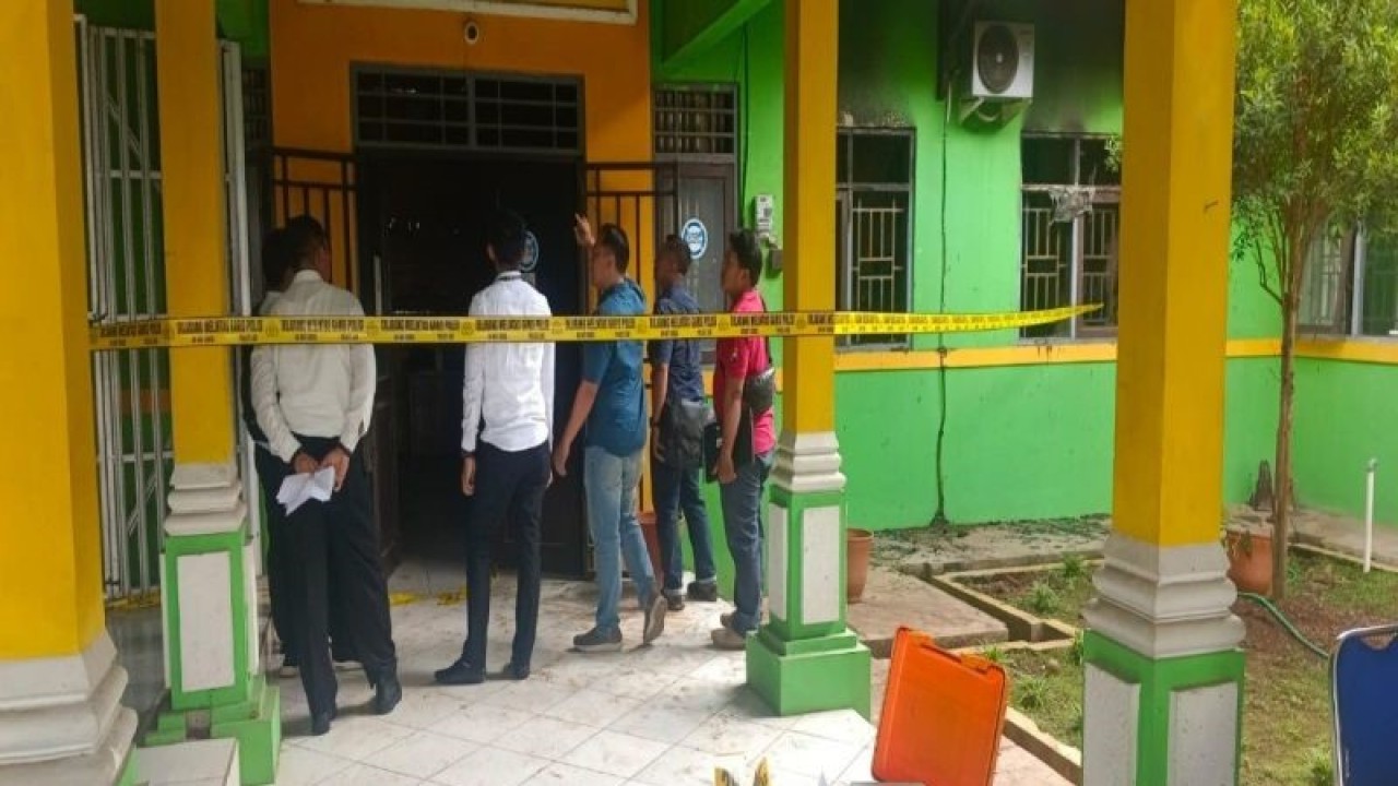 Anggota Kepolisian Resor Batang sedang melakukan pemeriksaan dan penyelidikan terkait dengan kasus pembakaran Kantor Camat Banyuputih, Senin (11/12/2023). ANTARA/Kutnadi