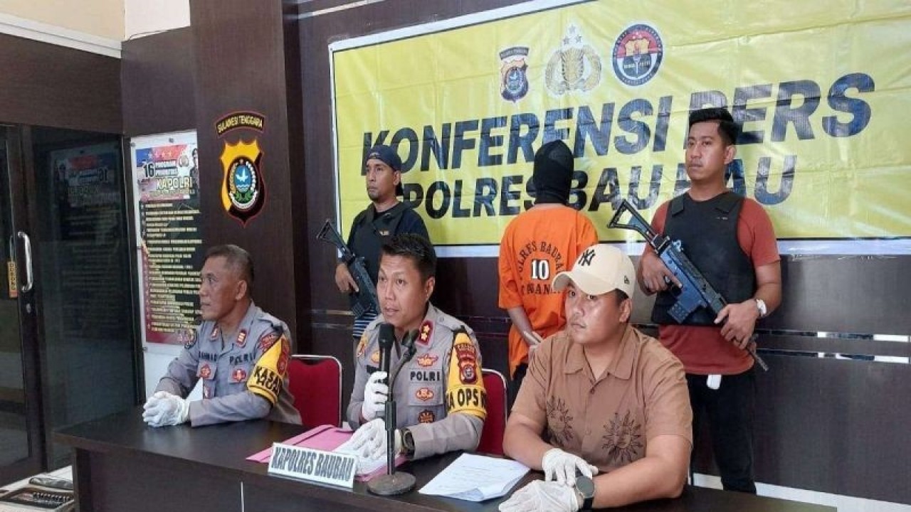 Kapolres Baubau AKBP Bungi Masokan Misalayuk (tengah), saat melakukan Konfress terkait motif KDRT yang berujung dengan kematian seorang ibu rumah tangga di Kota Baubau. (Foto Antara/Yusran)