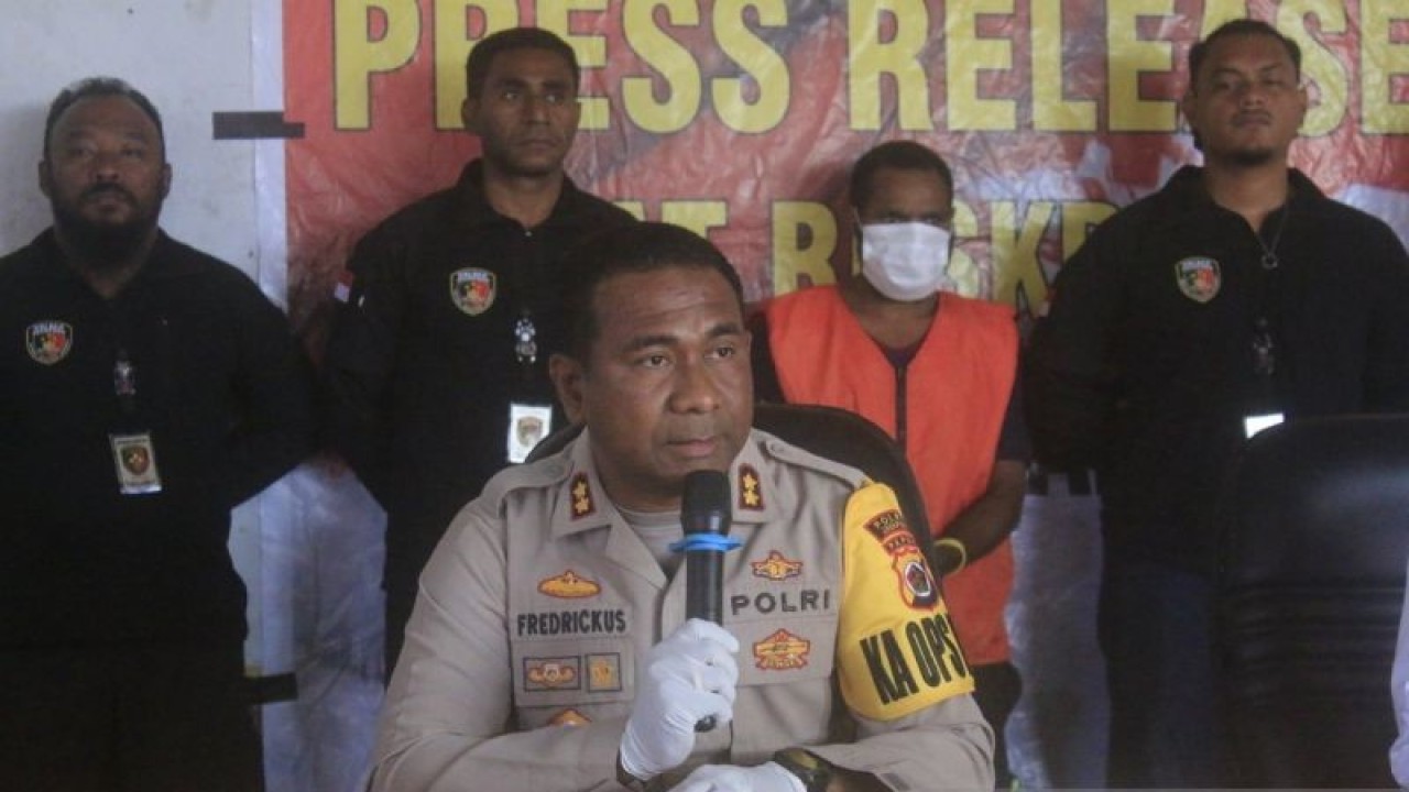 Polres Jayapura menggelar jumpa pers dengan menghadirkan pelaku pembakaran AL alias Akri beserta barang bukti di Obhe Ray May Polres Jayapura pada Senin (11/12) 2023. (ANTARA/Yudhi Efendi)