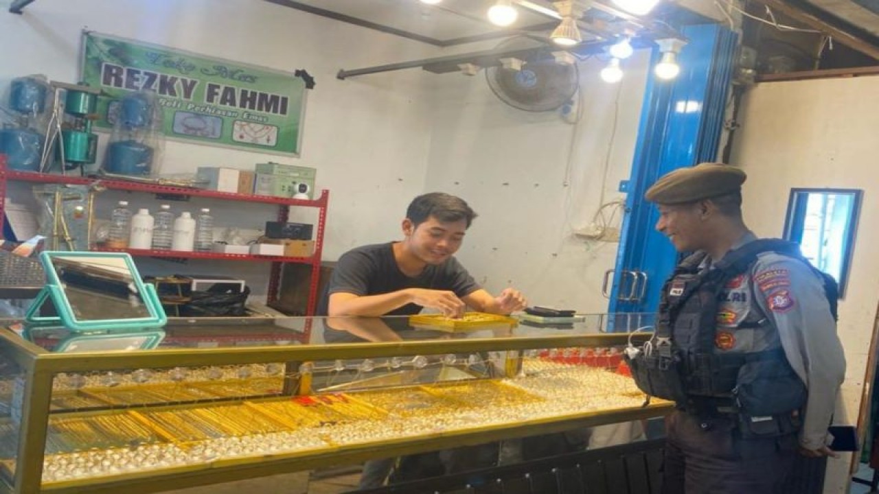 Anggota Samapta Polresta Palangka Raya melakukan patroli di pertokoan perhiasan Jalan Halmahera. ANTARA/Humas Polresta Palangka Raya