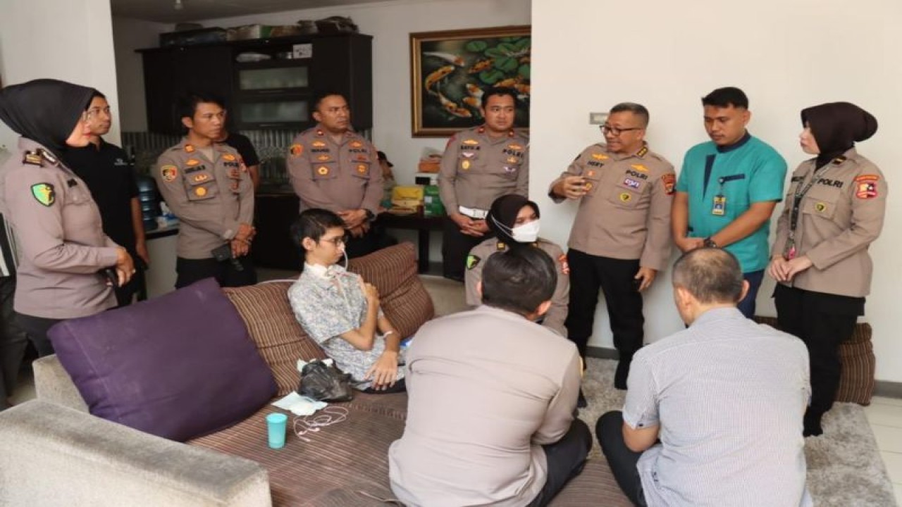 Tim Dokkes Polri dan Polres Metro Jakarta Selatan mengecek kondisi Sultan Rif’at Alfatih, korban kecelakaan kabel serat optik, di Jakarta, Kamis (3/8/2023). (ANTARA/HO-Divisi Humas Polri)
