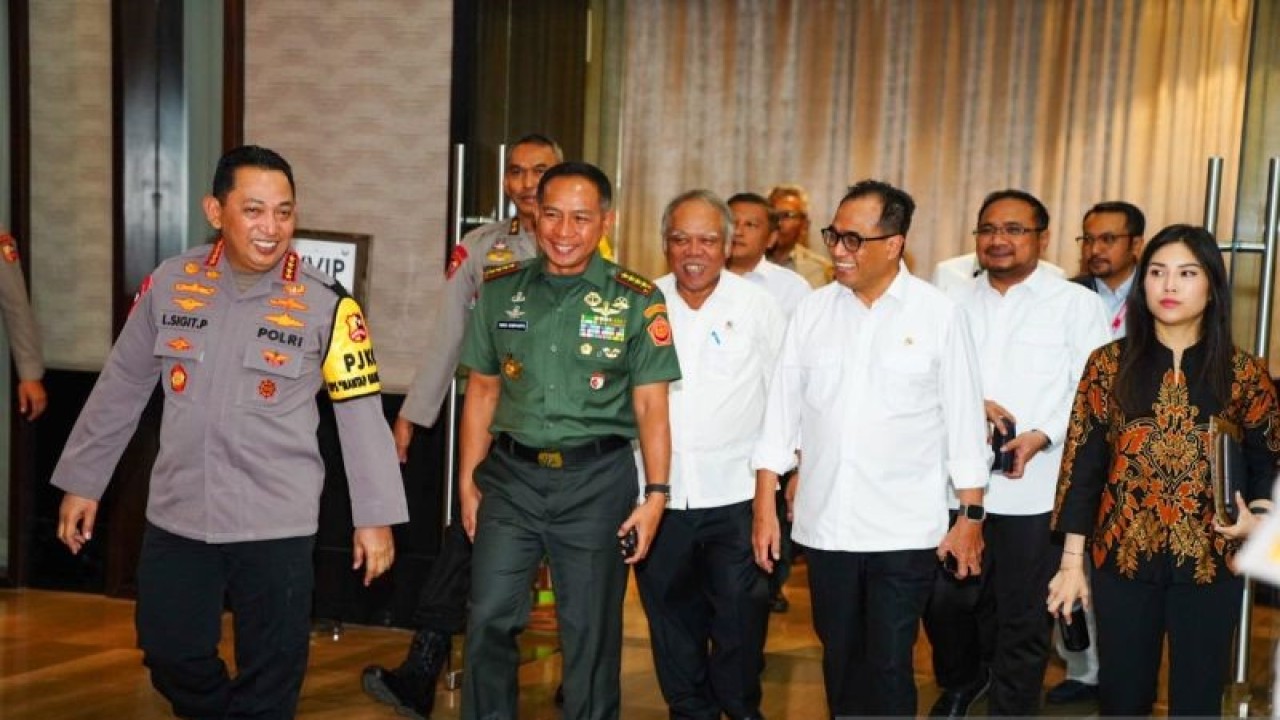 Panglima TNI Jenderal TNI Agus Subiyanto (dua kiri) berjalan bersama Kapolri Jenderal Pol Listyo Sigit Prabowo (kiri) dan pejabat lainnya pada sela-sela Rapat Koordinasi Lintas Sektoral Operasi Lilin 2023 dalam rangka Pengamanan Natal 2023 dan Tahun Baru 2024 di Jakarta, Kamis (7/12/2023). (ANTARA/HO-Pusat Penerangan TNI)