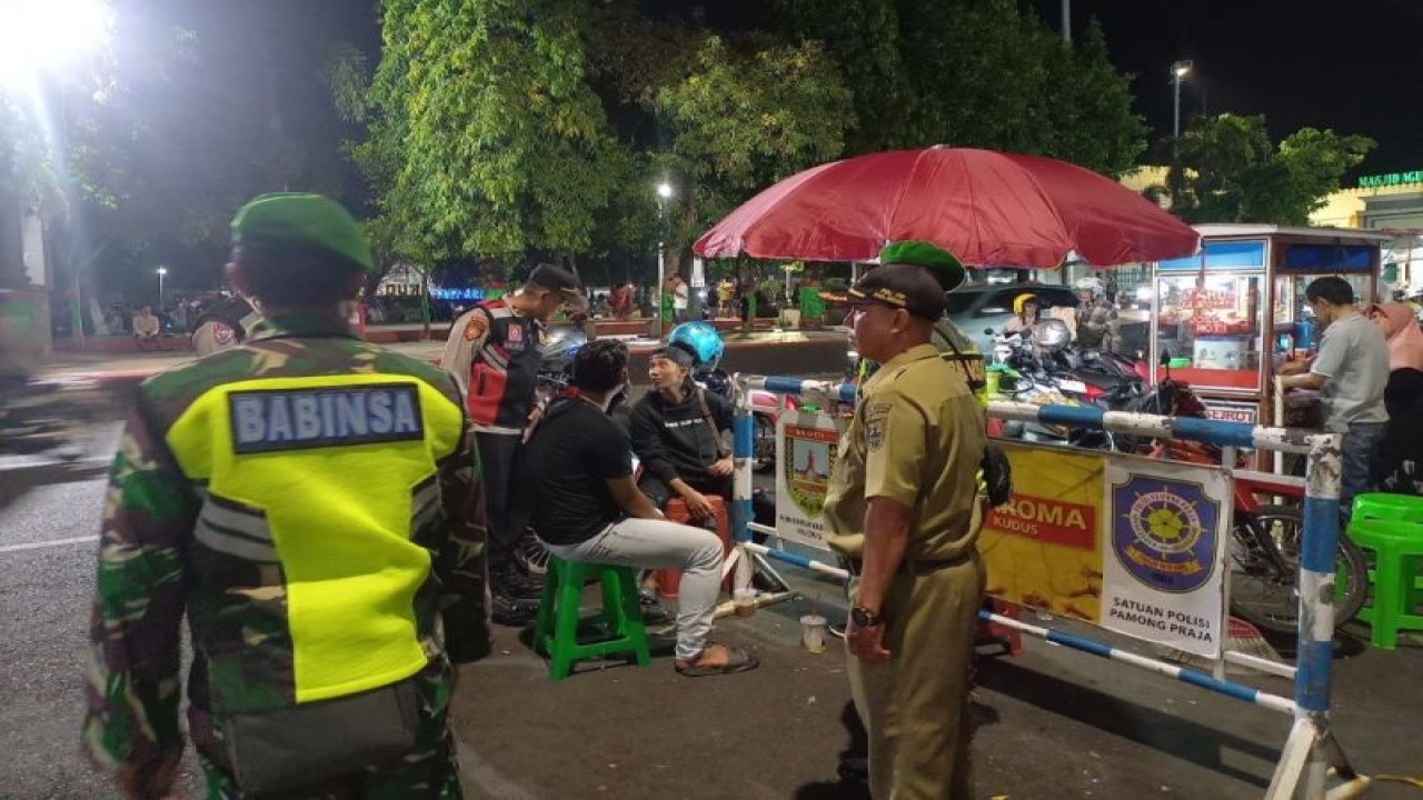 Kepolisian Resor Kudus, Jawa Tengah, bersama TNI dan Satpol PP menggelar patroli gabungan untuk menciptakan situasi keamanan dan ketertiban masyarakat setempat menjelang Pemilu 2024.   (ANTARA/HO-Polres Kudus.)