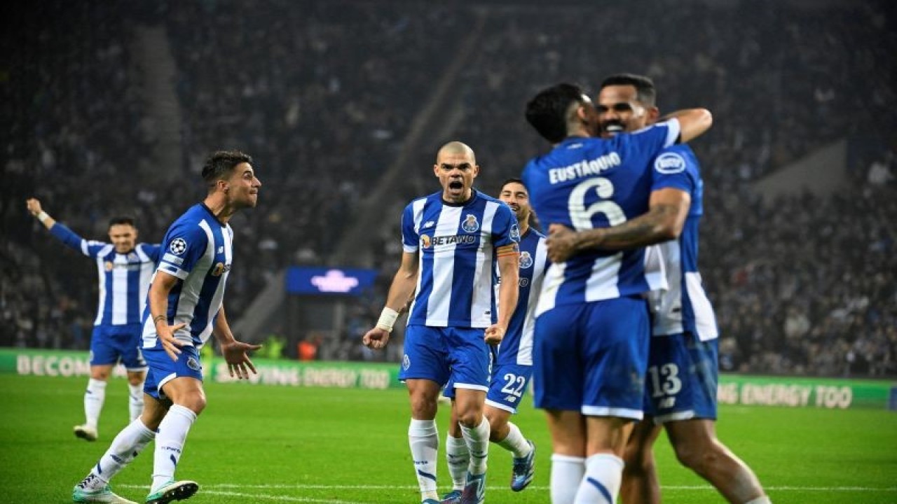 Bek FC Porto Pepe (tengah) merayakan gol yang tercipta ke gawang Shakhtar Donetsk pada pertandingan Grup H Liga Champions, yang berlangsung di Stadion Dragao, Porto, Rabu (13/12/2023). (ANTARA/AFP/MIGUEL RIOPA)