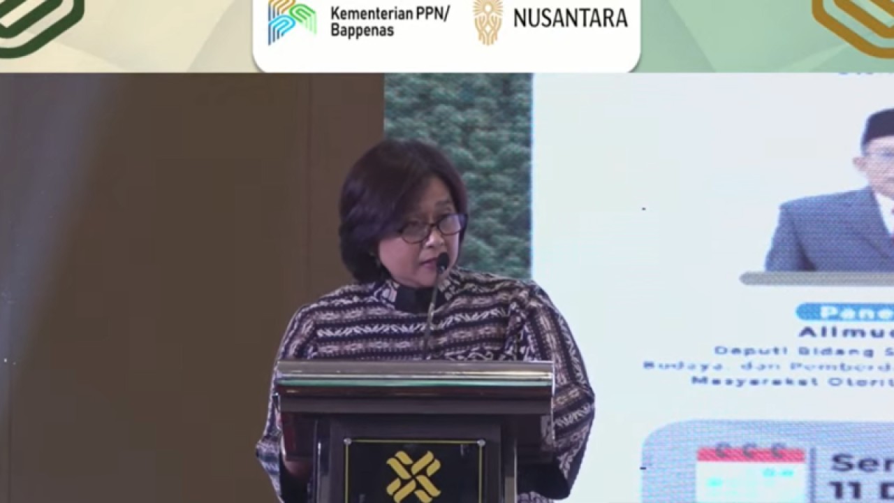 Staf Ahli Menteri Bidang Hubungan Kelembagaan Kementerian Perencanaan Pembangunan Nasional (PPN)/Badan Perencanaan Pembangunan Nasional (Bappenas) Teni Widuriyanti berbicara dalam Sosialisasi Undang-undang (UU) Nomor 21 Tahun 2023 tentang Perubahan UU Nomor 3 Tahun 2022 tentang Ibu Kota Negara di Jakarta, Senin (11/12/2023). ANTARA/Martha Herlinawati Simanjuntak