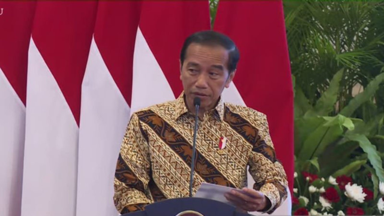 Tangkapan layar - Presiden RI Joko Widodo (Jokowi) saat berpidato di Peringatan Hari Bhakti ke-78 PU, di Istana Kepresidenan Jakarta, Senin (4/12/2023), diikuti dalam jaringan di Jakarta. ANTARA/Andi Firdaus