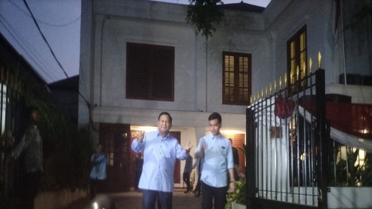 Prabowo Subianto dan Gibran Rakabuming Raka di kawasan Kartanegara, Kebayoran Baru, Jakarta Selatan, Jumat (22/12/2023). ANTARA/Walda