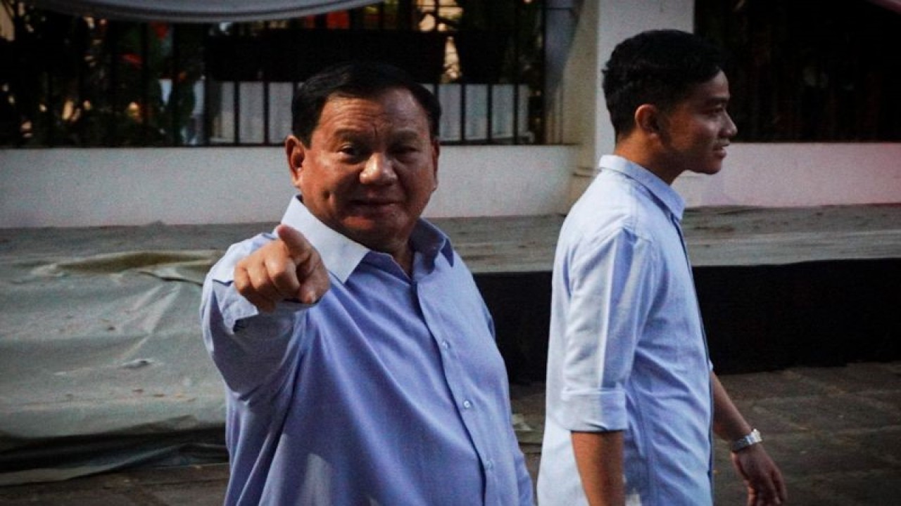 Pasangan calon presiden dan wakil presiden nomor urut 2 Prabowo Subianto-Gibran Rakabuming Raka berjalan ke arah mobil untuk menuju Kantor KPU RI guna mengikuti debat perdana Pilpres 2024 dari kediaman di Jalan Kertanegara 4, Jakarta Selatan, Jakarta, Selasa (12/12/2023). (ANTARA/Fauzan)