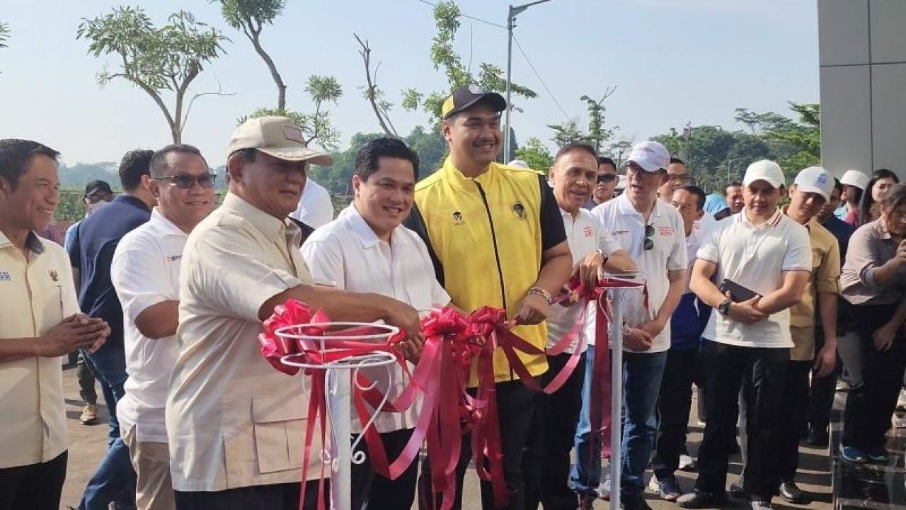 Ketua Dewan Pembina Akademi Garudayaksa Prabowo Subianto (kiri), Ketua Umum PSSI Erick Thohir (tengah) dan Menteri Pemuda dan Olahraga (Menpora) Dito Ariotedjo (kanan) dalam pembukaan komplek akademi Garudayaksa yang bertempat di Jalan Cisaat, Setu, Bekasi, Kamis (14/12/2023). (ANTARA/FAJAR SATRIYO)