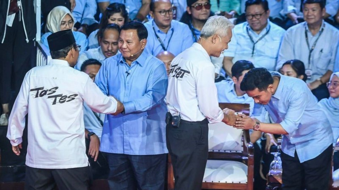 Pasangan Capres dan Cawapres nomor urut 2 Prabowo Subianto (kedua kiri) dan Gibran Rakabuming Raka (kanan) berjabat tangan dengan pasangan Capres dan Cawapres nomor urut 3 Ganjar Pranowo (kedua kanan) dan Mahfud MD (kiri) sebelum debat perdana Capres dan Cawapres 2024 di Gedung KPU, Jakarta, Selasa (12/12/2023). Debat perdana tersebut mengangkat topik masalah pemerintahan, hukum & HAM, pemberantasan korupsi, penguatan demokrasi, serta peningkatan layanan publik dan kerukunan warga. ANTARA FOTO/Galih Pradipta/aww.