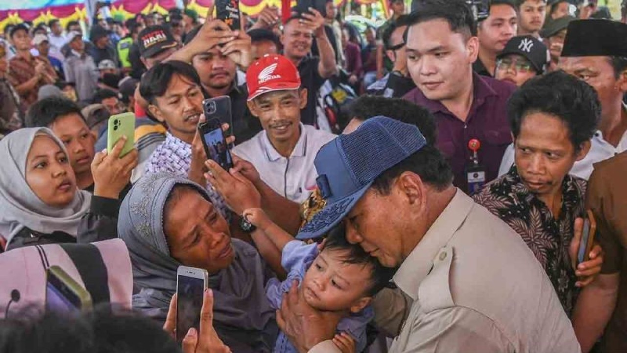 Menhan Prabowo Subianto menyapa warga saat hadir dalam kegiatan peresmian dan penyerahan proyek bantuan air bersih di Desa Pamupukan, Kabupaten Kuningan, Jawa Barat, Rabu (20/12/2023). (ANTARA FOTO/Galih Pradipta/rwa)