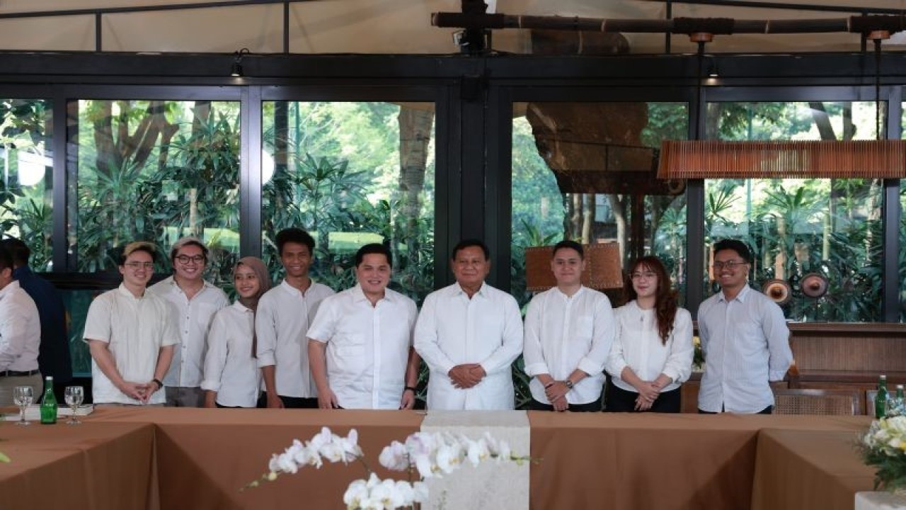 Menteri Pertahanan (Menhan) Prabowo Subianto (keempat kanan), Menteri BUMN Erick Thohir (kelima kanan), dan para pebisnis muda berfoto bersama dalam acara makan siang dan diskusi di kawasan Senayan, Jakarta, Senin (18/12/2023). (ANTARA/HO-Tim Media Prabowo Subianto)