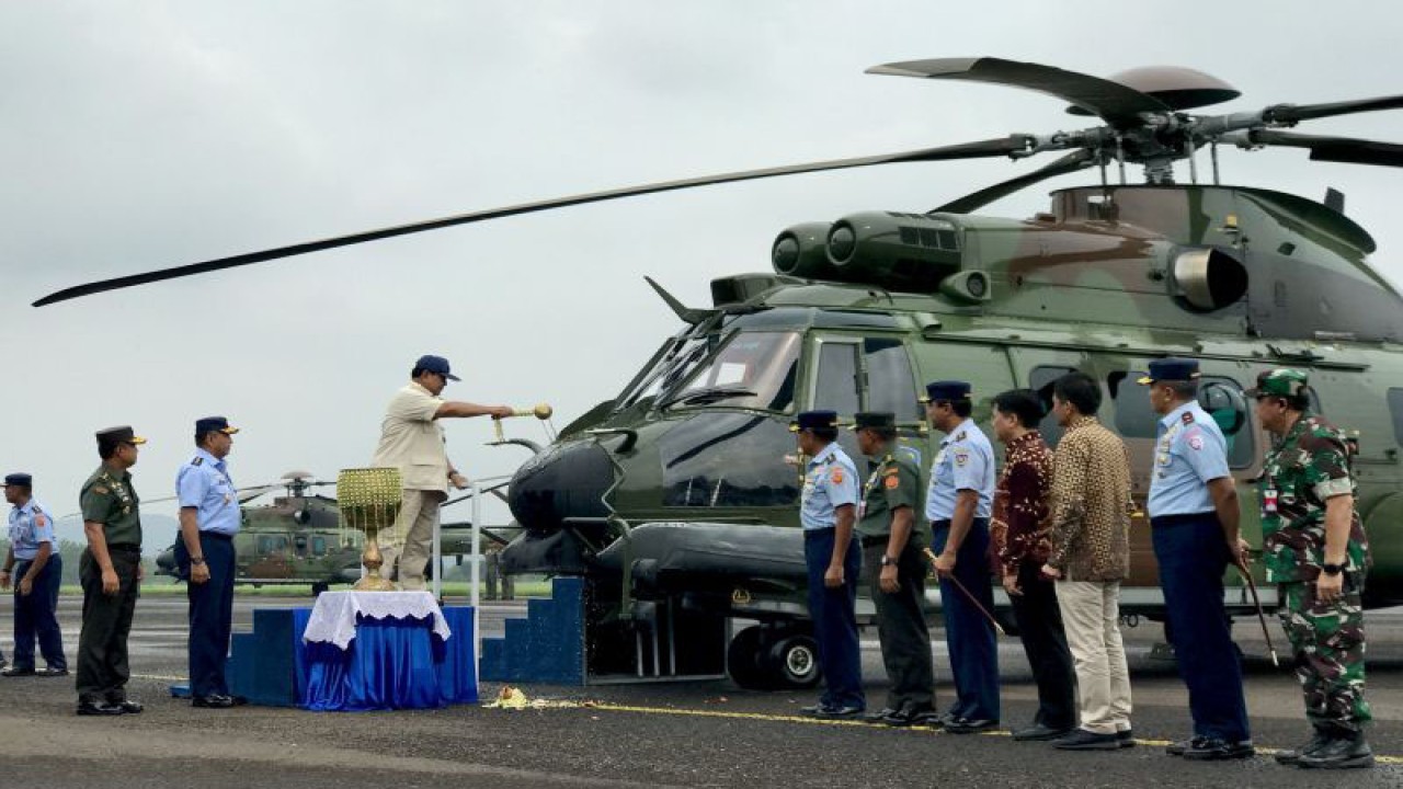 Menhan Prabowo Subianto saat menyiramkan air kembang ke hidung helikopter Airbus Helicopters H225M dalam acara penyerahan delapan unit helikopter H225M di Pangkalan Udara Atang Sendjaja, Bogor, Jawa Barat, Jumat (1/12/2023). (ANTARA/Genta Tenri Mawangi)