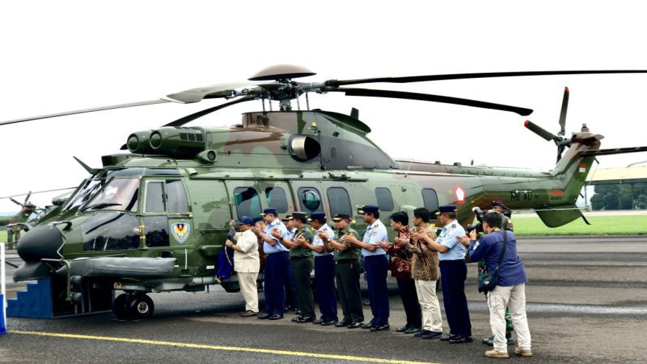 Menteri Pertahanan RI Prabowo Subianto membuka tirai yang menutup logo Skadron 8 Wing 4 Lanud Atang Sendjaja TNI Angkatan Udara saat acara penyerahan delapan unit helikopter Airbus H225M di Pangkalan Udara (Lanud) Atang Sendjaja, Bogor, Jawa Barat, Jumat (1/12/2023). ANTARA/Genta Tenri Mawangi.