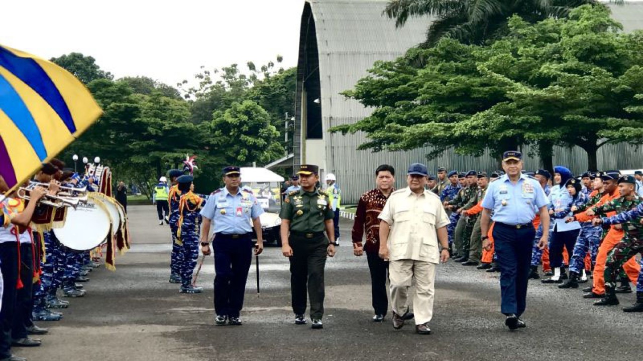 Menteri Pertahanan RI Prabowo Subianto (dua kanan) disambut jajaran prajurit TNI Angkatan Udara saat dia tiba di Pangkalan Udara Atang Sendjaja, Bogor, Jawa Barat, Jumat (1/12/2023), untuk menghadiri acara penyerahan helikopter Airbus H225M bersama Kepala Staf TNI AU Marsekal TNI Fadjar Prasetyo (kanan), Kepala Staf Umum TNI Letjen TNI Bambang Ismawan (dua kiri). ANTARA/Genta Tenri Mawangi.