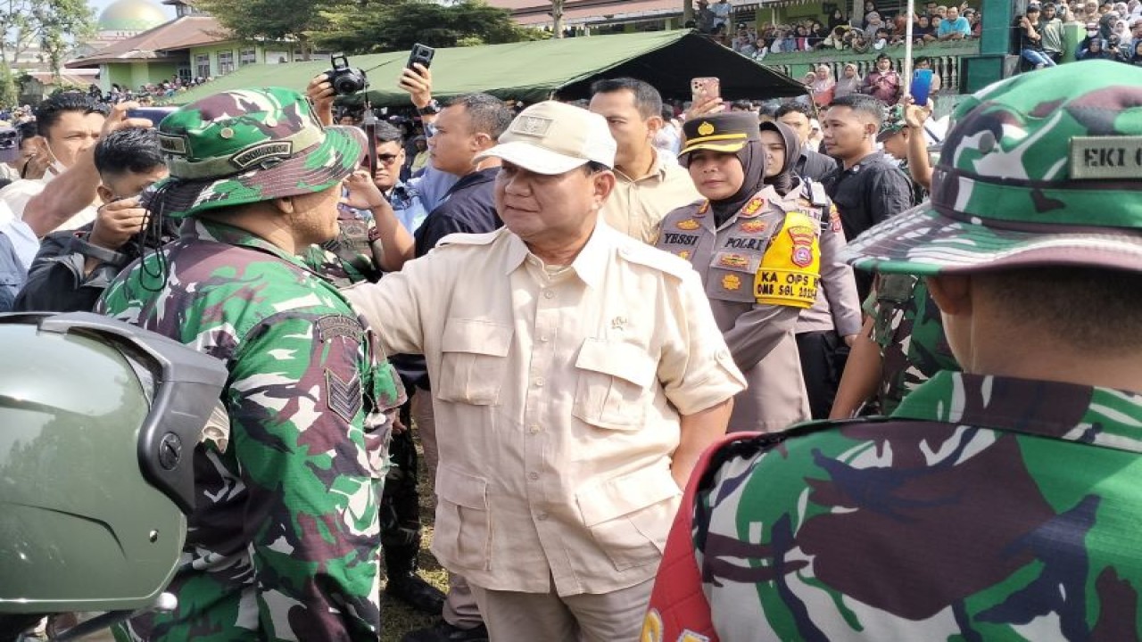 Menteri Pertahanan (Menhan) RI Prabowo Subianto berinteraksi dengan salah seorang prajurit TNI di posko pencarian korban erupsi Gunung Marapi di Kabupaten Agam, Sabtu, (9/12). ANTARA/Muhammad Zulfikar.